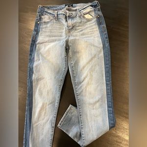 Mid Rise Skinny Jeans with dual tone details on the sides. Size 7/28